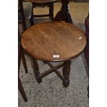 20TH CENTURY OAK CIRCULAR COFFEE TABLE ON TURNED LEGS, 48 X 53CM WIDE