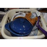 LAUNDRY BASKET CONTAINING KITCHEN WARES