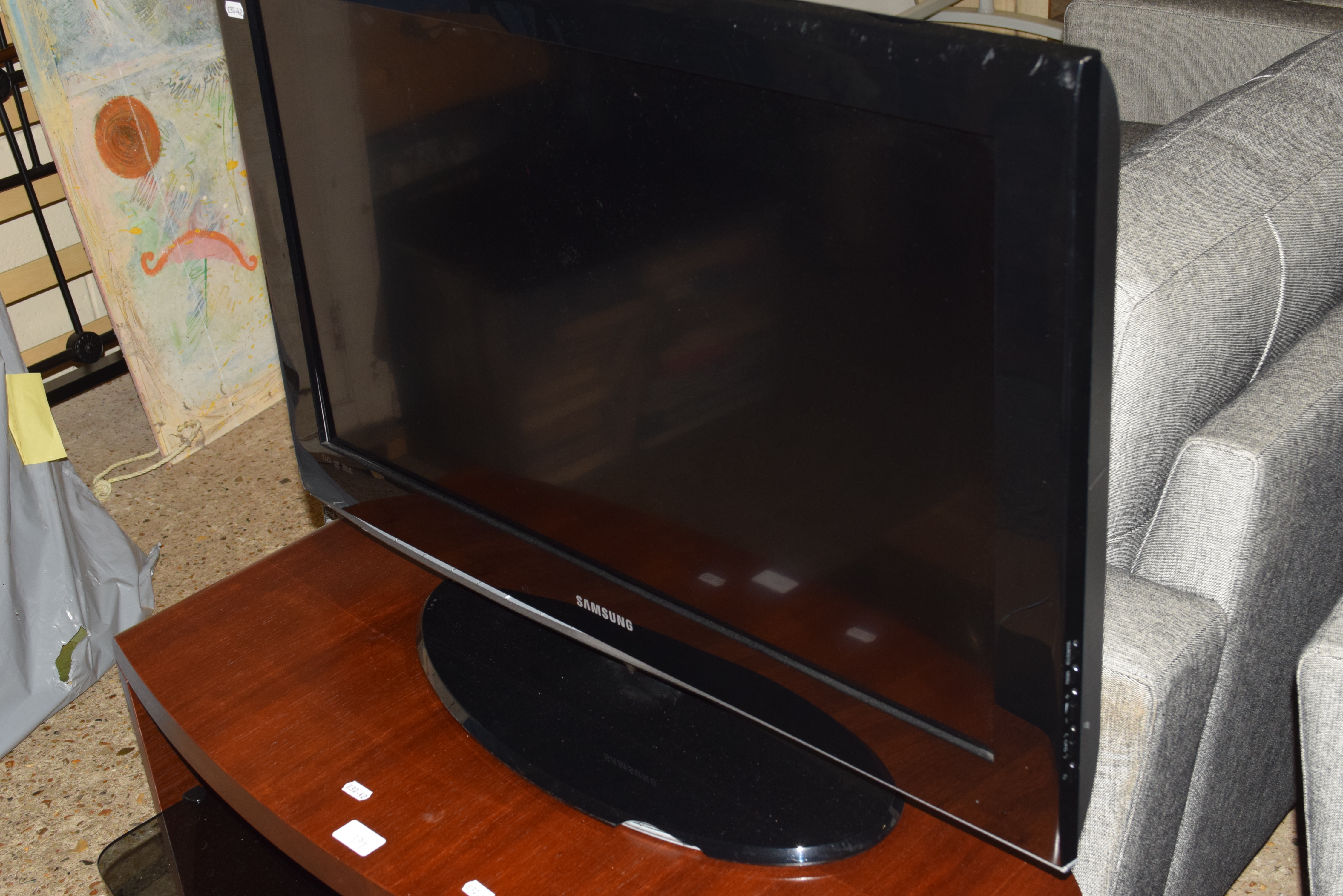 SAMSUNG FLATSCREEN TV ON WOOD FINISH STAND, 85CM WIDE - Image 2 of 3