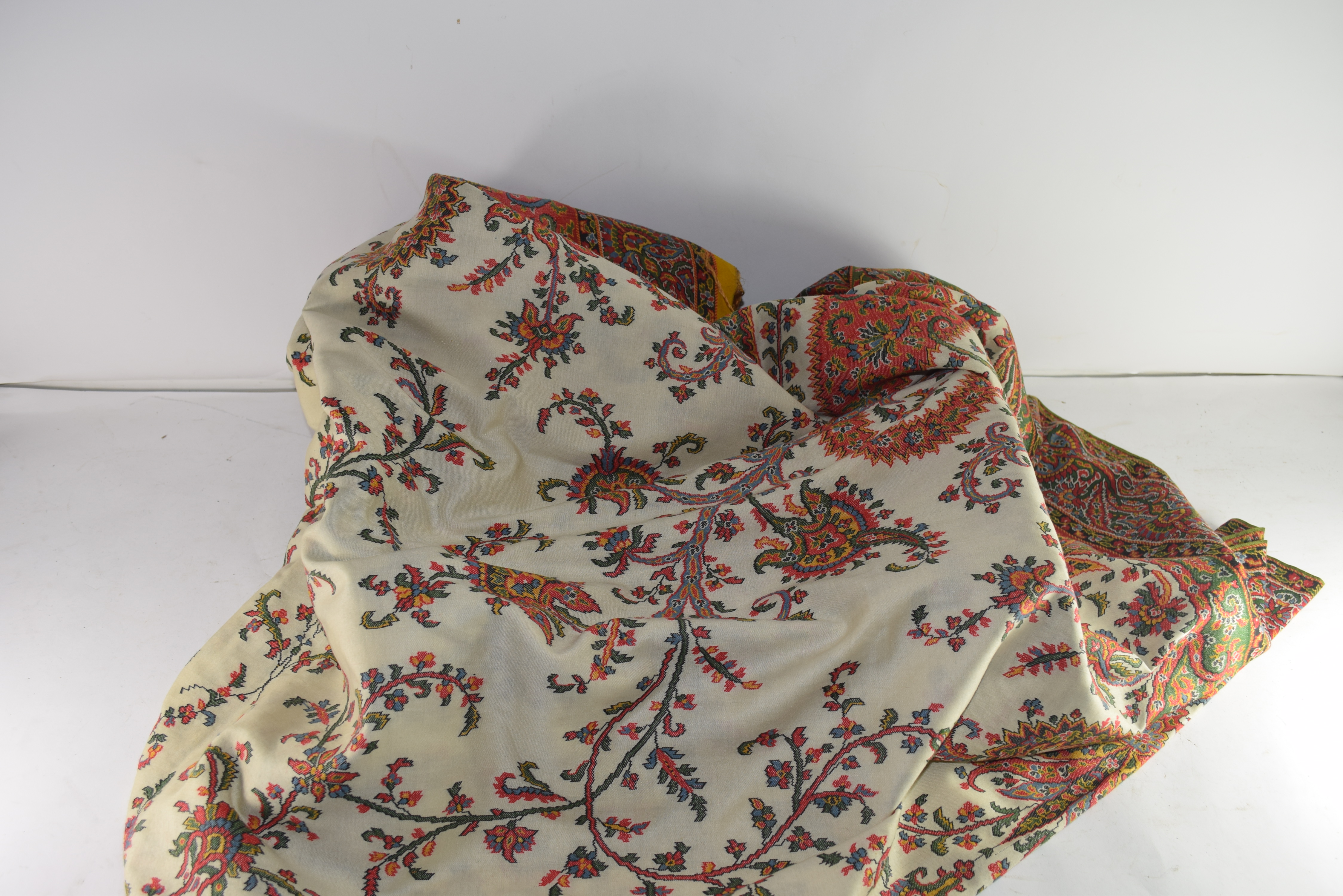 LARGE ANTIQUE KASHMIRI SHAWL DECORATED WITH STYLISED FLORAL DETAIL ON A PALE BACKGROUND, 177CM WIDE