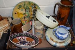 BOX OF MIXED WARES TO INCLUDE SILVAC CIRCULAR BOWL, COPELAND SPODE BLUE ITALIAN JUG, LARGE RIDGWAY