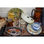 BOX OF MIXED WARES TO INCLUDE SILVAC CIRCULAR BOWL, COPELAND SPODE BLUE ITALIAN JUG, LARGE RIDGWAY