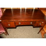 EDWARDIAN MAHOGANY THREE DOOR SIDE OR DRESSING TABLE, RAISED ON TAPERING LEGS, WITH SPADE FEET,