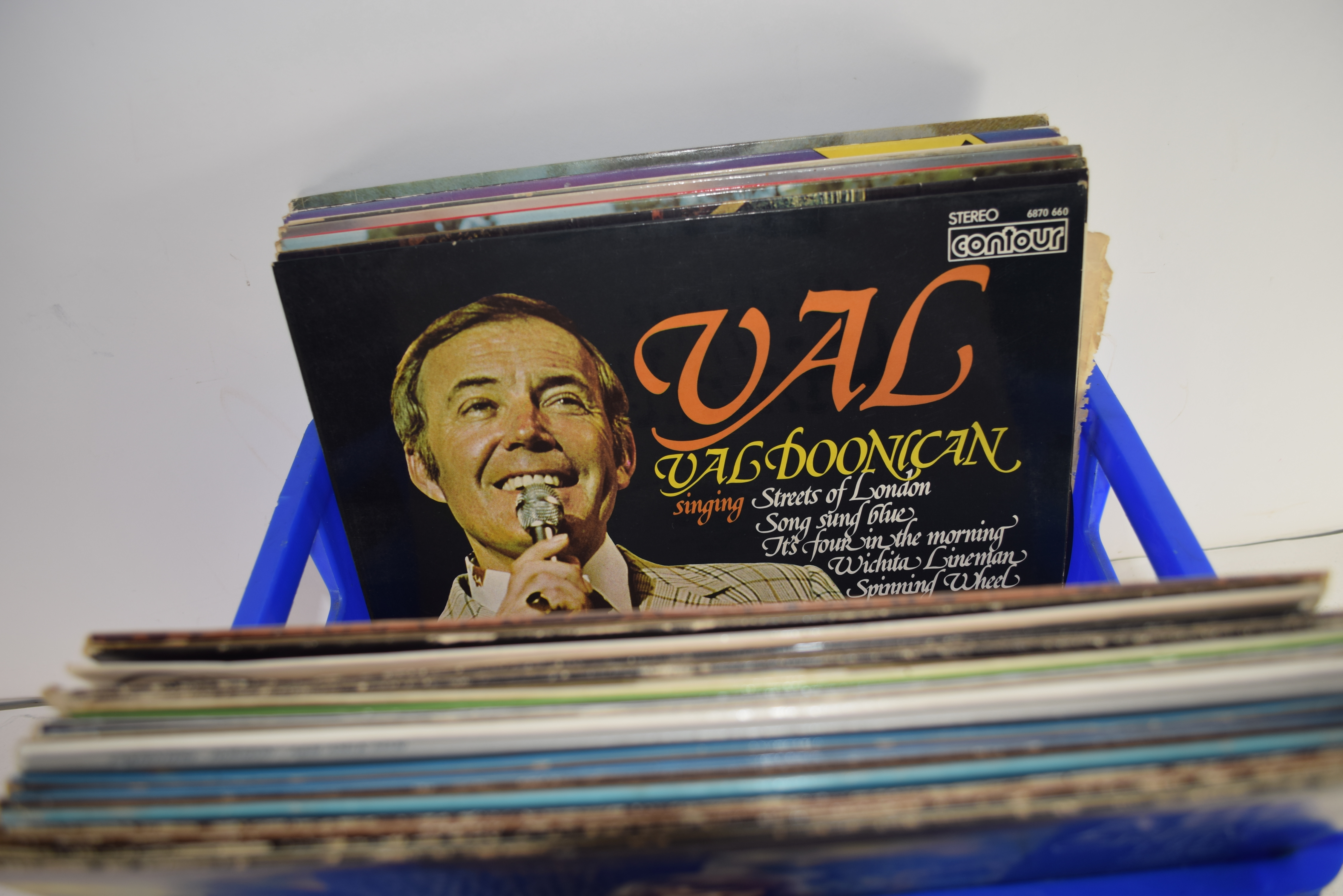 BOX VARIOUS MIXED RECORDS TO INCLUDE ABBA, DON WILLIAMS, THE CARPENTERS ETC - Image 4 of 4