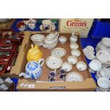 MIXED LOT: CERAMICS TO INCLUDE 18TH CENTURY TEA SET WITH GILT DECORATION, POSSIBLY BY COALPORT,