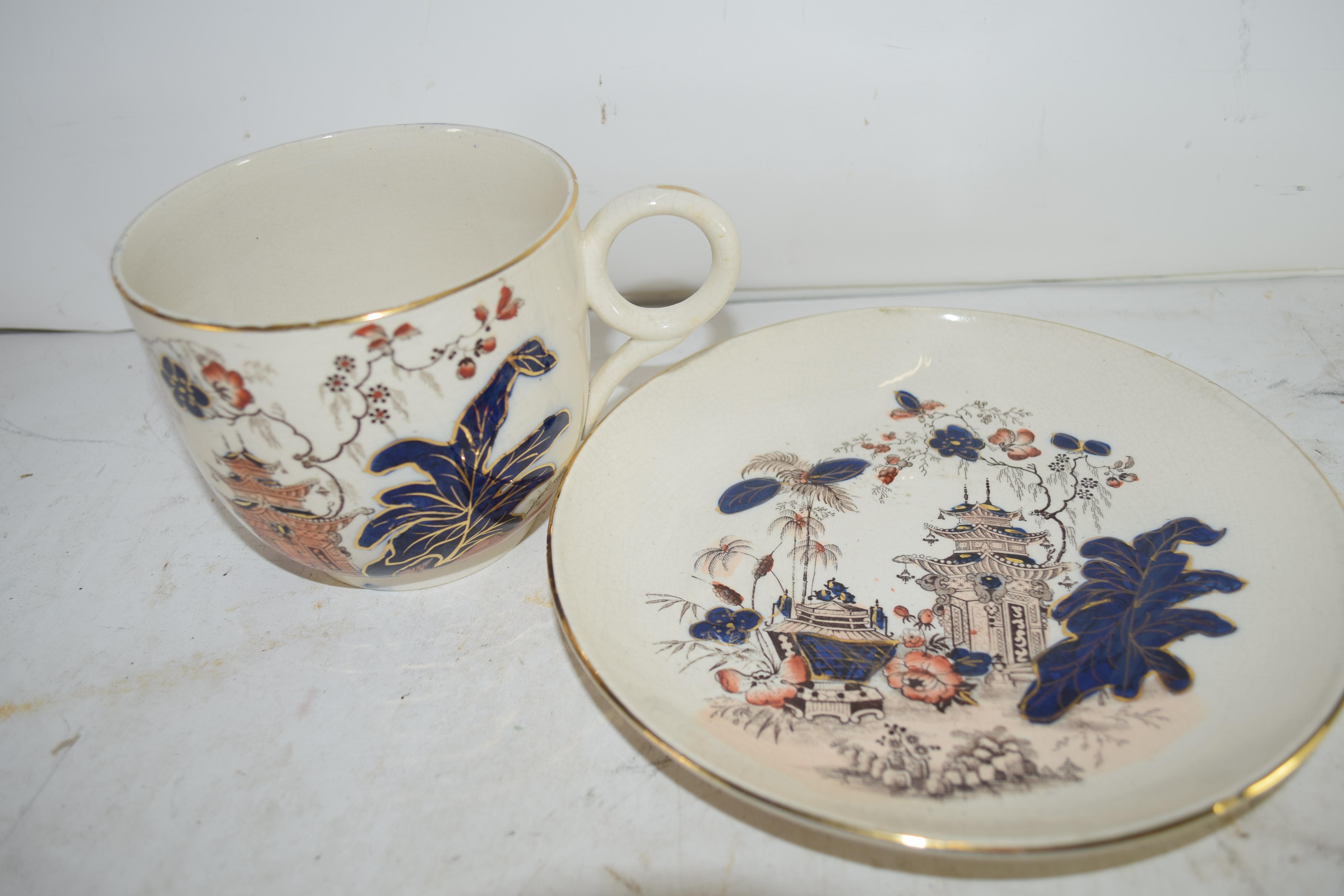 VICTORIAN OVERSIZED TEA CUP AND SAUCER IN THE CHUSAN PATTERN - Image 2 of 2