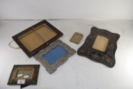 MIXED LOT: ART NOUVEAU COPPER FINISHED PHOTOGRAPH FRAME WITH EASEL BACK BEARING RETAILER'S NAME