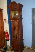 20TH CENTURY TRIPLE WEIGHT LONGCASE CLOCK IN HEAVY OAK CASE FITTED WITH A BRASS MOVEMENT STRIKING ON