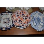 MIXED LOT: CERAMICS TO INCLUDE 19TH CENTURY MASONS IRONSTONE PEDESTAL DISH, JOHNSON BROS BLUE AND