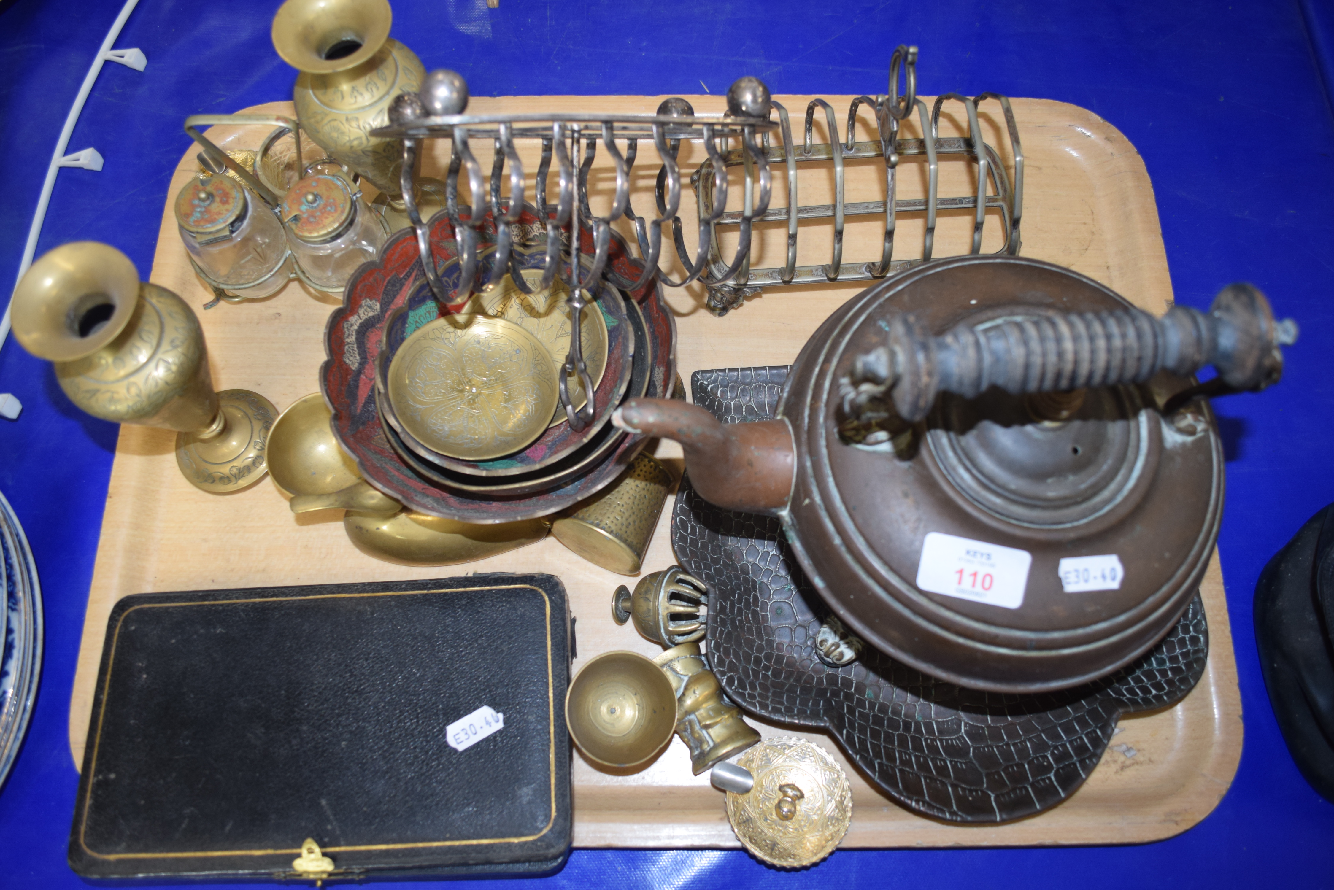 MIXED LOT: SILVER PLATED TOAST RACK, CASED SILVER PLATED CUTLERY, BRASS VASES, COPPER KETTLE, COPPER