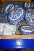 MIXED LOT: BLUE AND WHITE CHINA WARES TO INCLUDE GRADUATED WILLOW PATTERN MEAT PLATES, TUREENS,