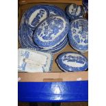 MIXED LOT: BLUE AND WHITE CHINA WARES TO INCLUDE GRADUATED WILLOW PATTERN MEAT PLATES, TUREENS,