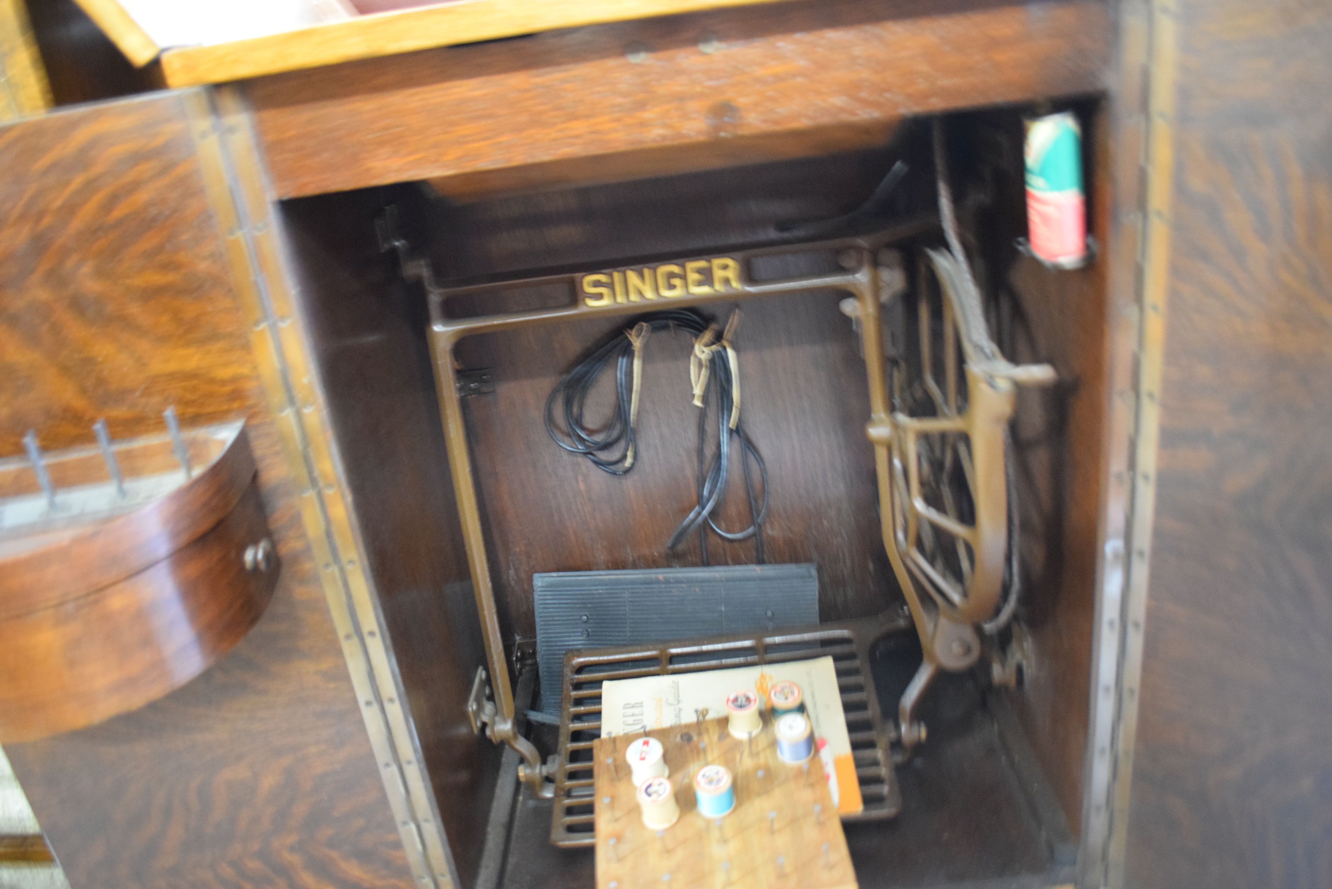 SINGER SEWING MACHINE IN OAK CABINET, CABINET 57CM WIDE - Image 3 of 4