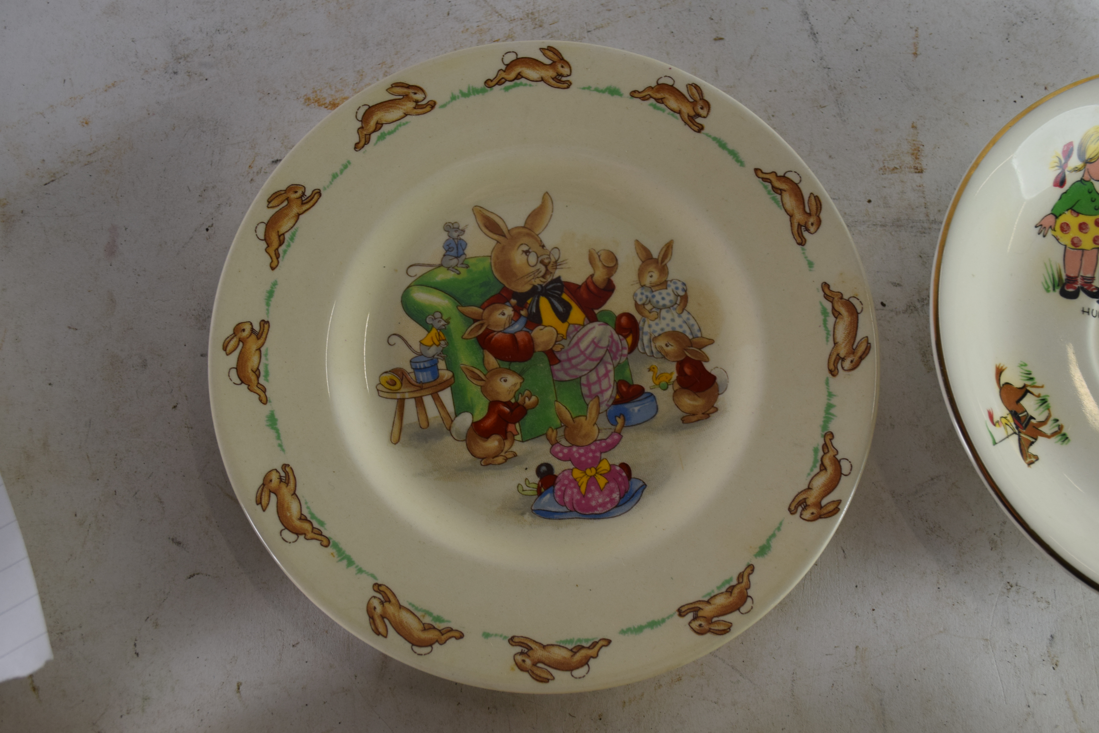 MIXED LOT: CHILDREN'S CERAMICS TO INCLUDE ROYAL DOULTON BUNNIKINS, NURSERY RHYME SAUCERS ETC - Image 2 of 2