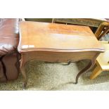 19TH CENTURY FRENCH MAHOGANY FOLDING CARD TABLE WITH BAIZE LINED INTERIOR RAISED ON CABRIOLE LEGS,