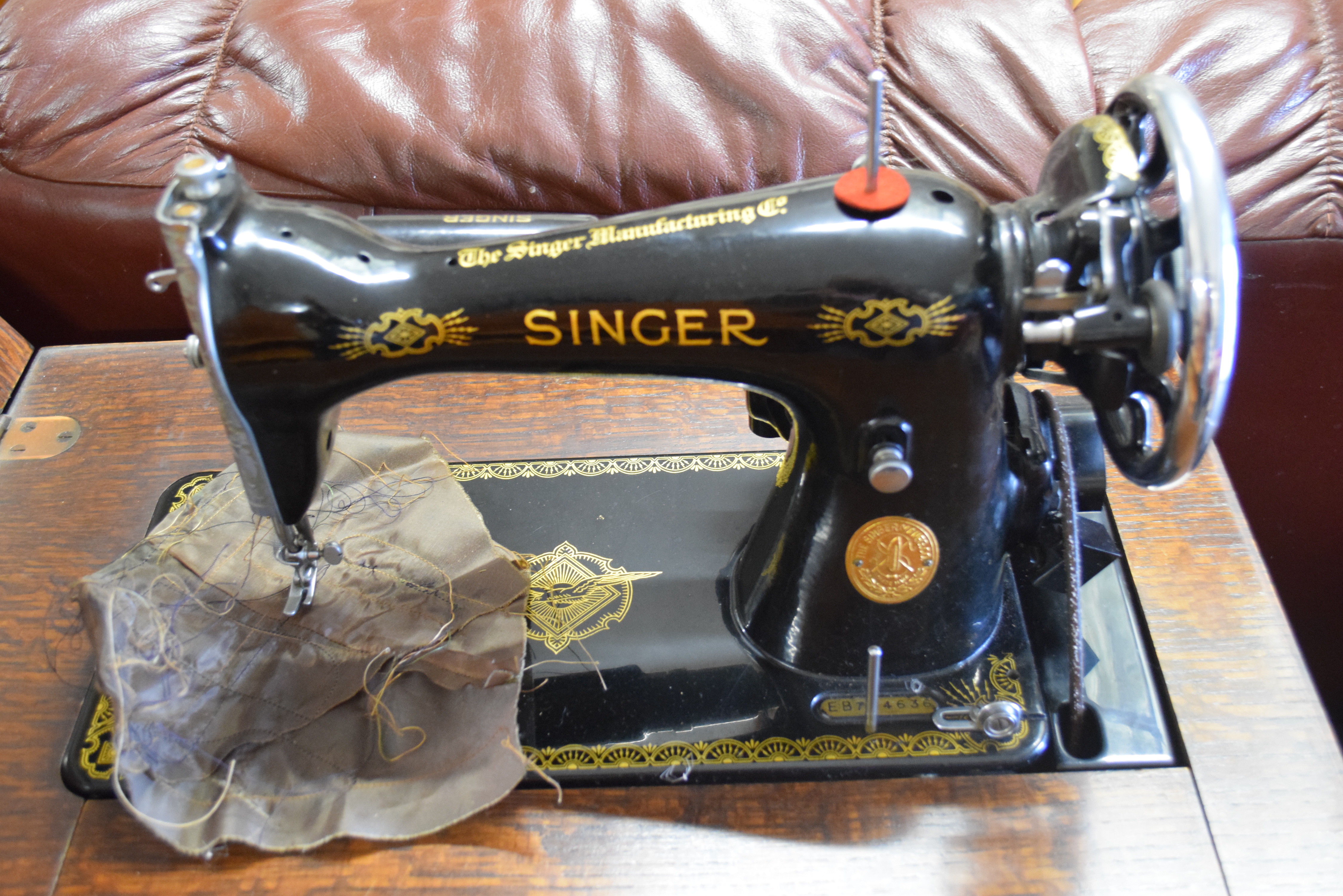 SINGER SEWING MACHINE IN OAK CABINET, CABINET 57CM WIDE - Image 4 of 4