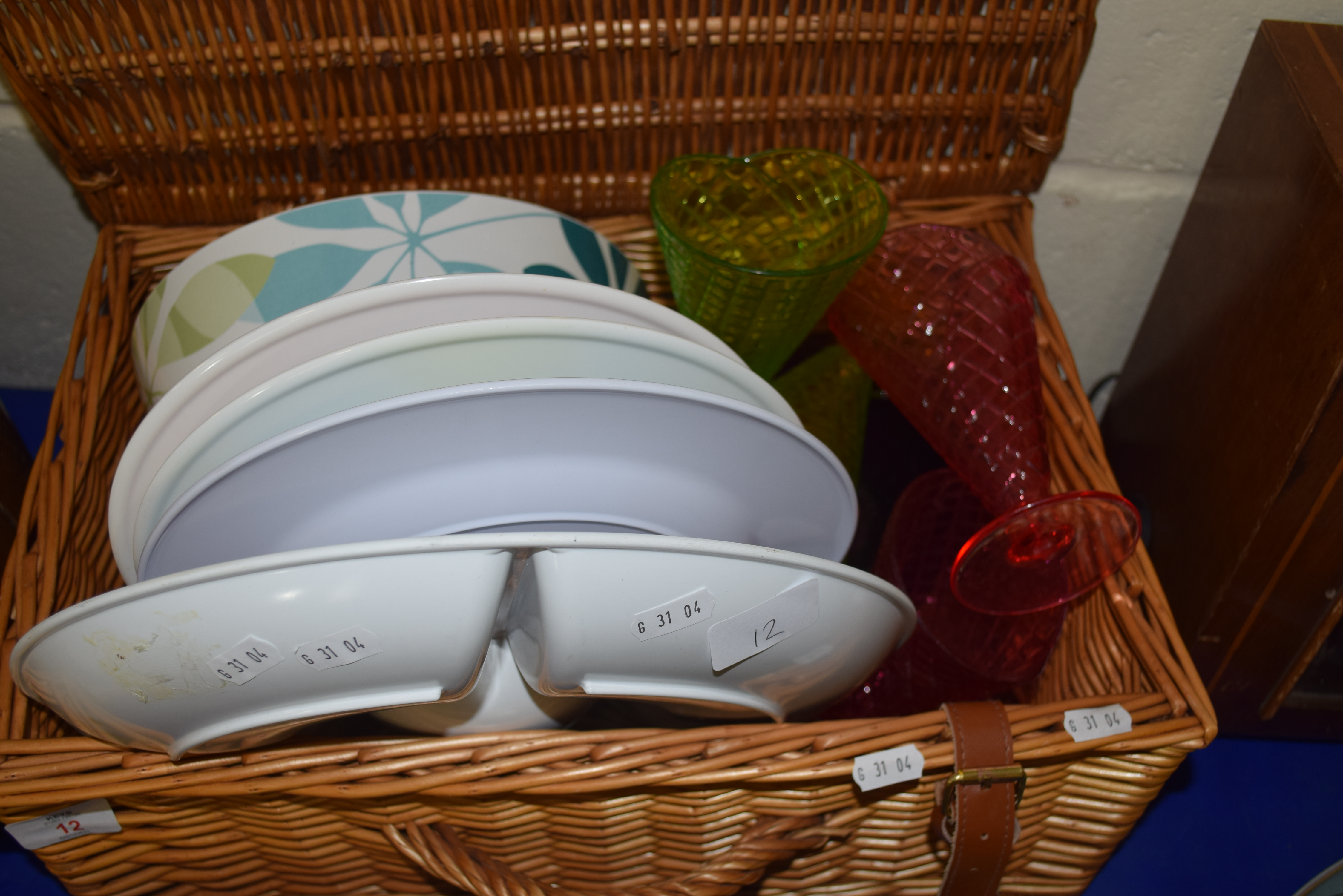 PICNIC HAMPER CONTAINING PLASTIC PLATES, HORS D'OEUVRES DISH, DRINKING VESSELS ETC