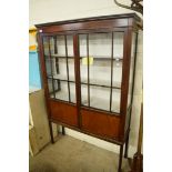 EDWARDIAN MAHOGANY TWO-DOOR CHINA DISPLAY CABINET ON TAPERING LEGS WITH SPLAYED FEET, 114CM WIDE