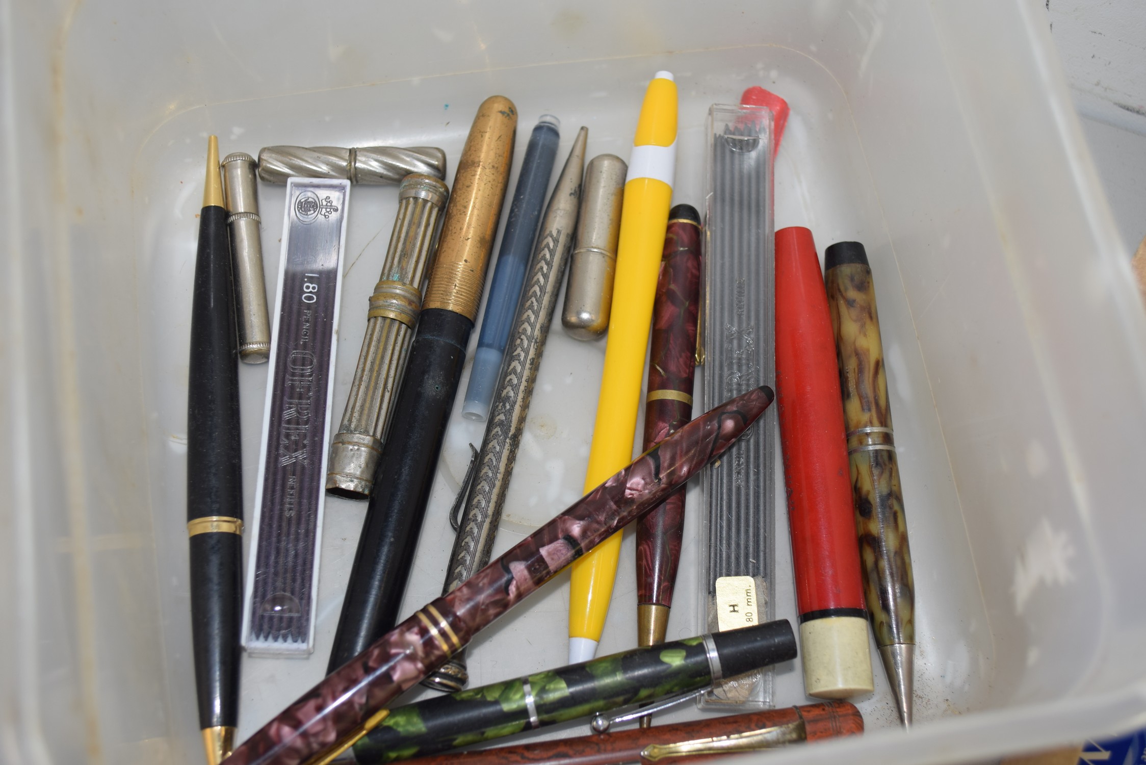 BOX CONTAINING VINTAGE FOUNTAIN PENS, PROPELLING PENCIL ETC - Image 2 of 2