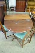 20TH CENTURY DARK ELM EXTENDING DINING TABLE (POSSIBLY ERCOL) AND THREE ACCOMPANYING CHAIRS, TABLE
