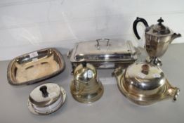 MIXED LOT: SILVER PLATED WARES COMPRISING MUFFIN DISH, BISCUIT BARREL, HOT WATER JUG, SERVING DISHES