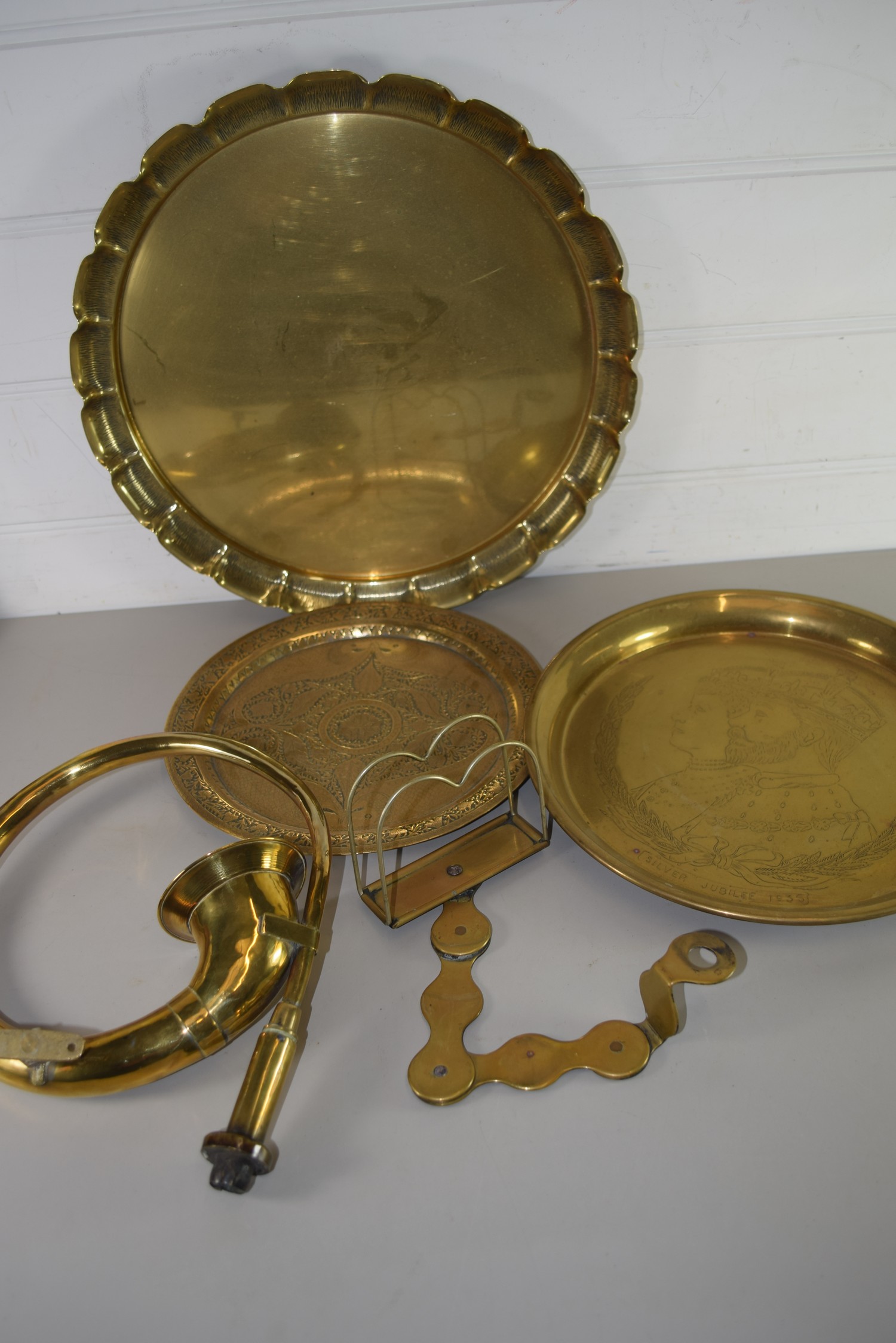 BOX OF BRASS TRAYS AND VINTAGE BRASS CAR HORN