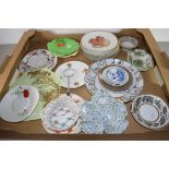 MIXED LOT: DECORATED PLATES AND SAUCERS