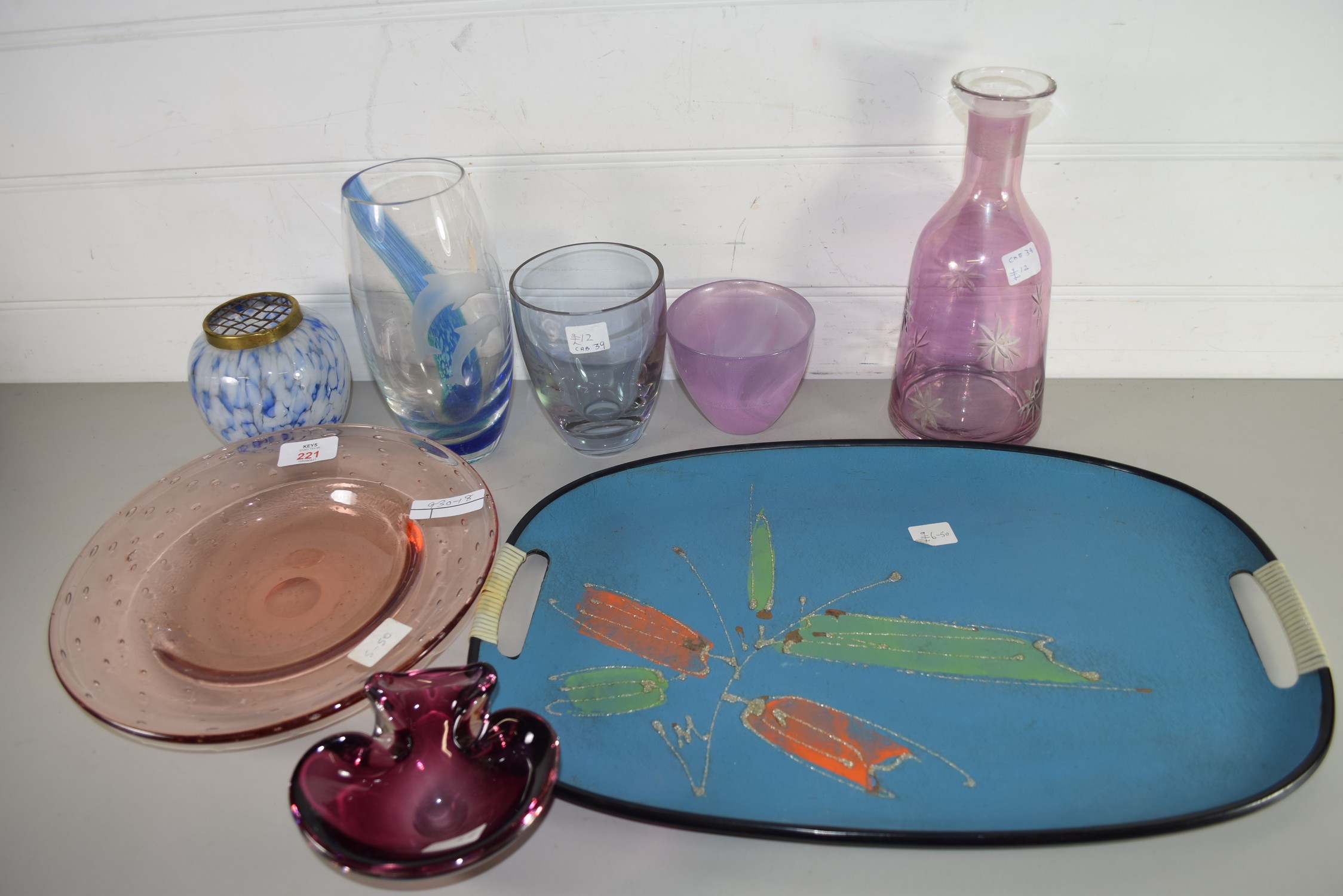 MIXED LOT: VARIOUS GLASS WARES TO INCLUDE A LENNOX GLASS VASE PLUS OTHERS