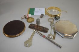 BOX VARIOUS MIXED WARES TO INCLUDE POWDER COMPACT, THIMBLE, CONDIMENT SPOON ETC