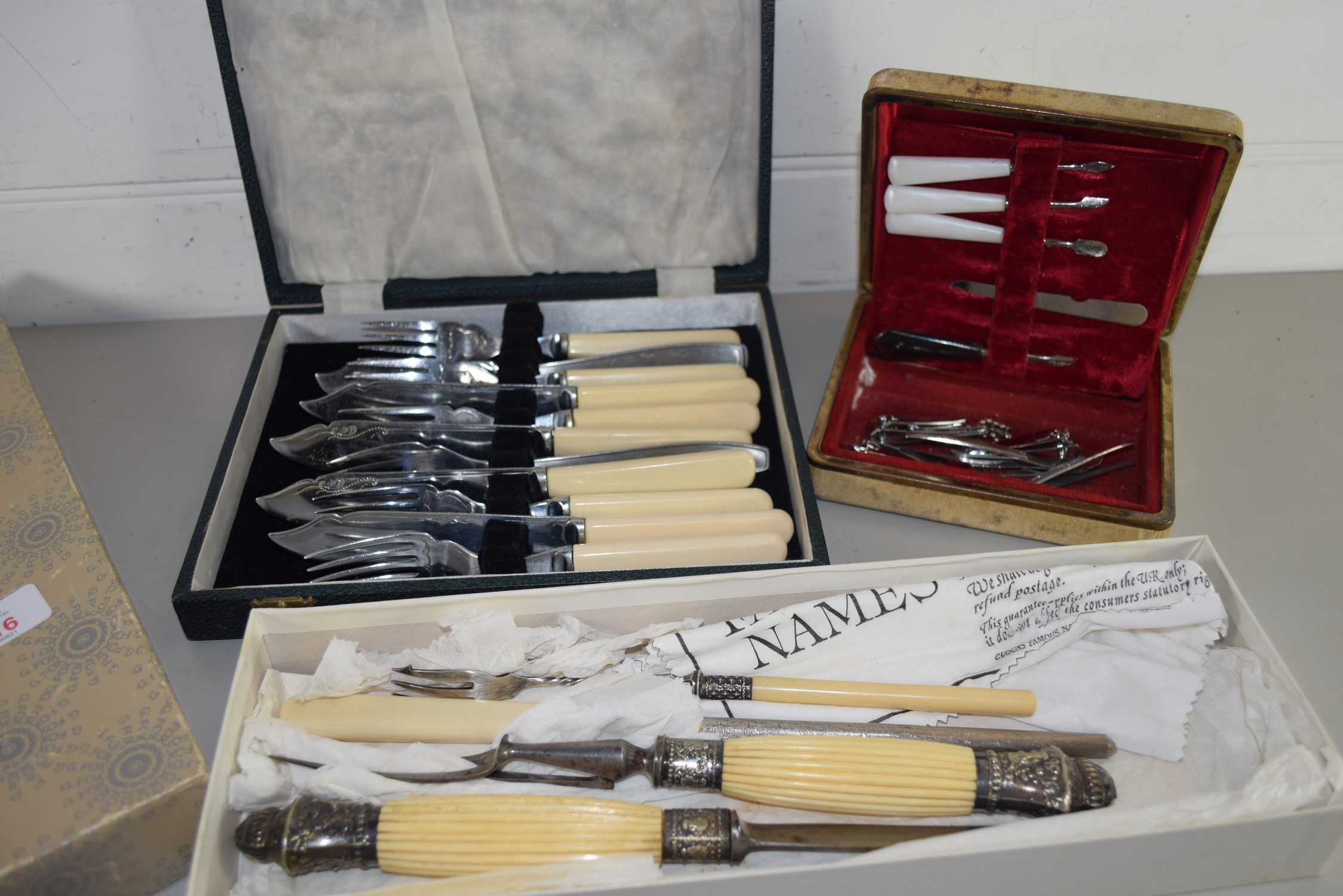 BOX CONTAINING CARVING KNIFE AND FORK PLUS FURTHER PICKLE FORK AND SHARPENING STEEL, TOGETHER WITH