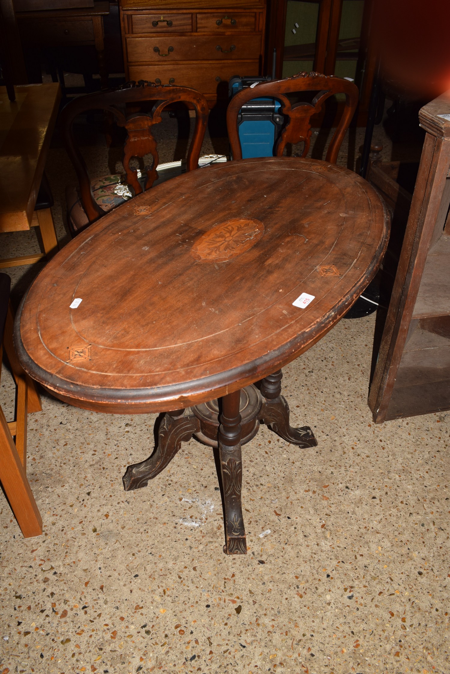 LATE VICTORIAN SMALL WALNUT AND INLAID OVAL TOPPED LOO TABLE ON FOUR TURNED LEGS WITH SWEPT FEET,