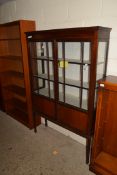EDWARDIAN MAHOGANY TWO-DOOR CHINA DISPLAY CABINET ON TAPERING LEGS WITH SPLAYED FEET, 114CM WIDE