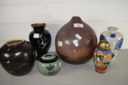 MIXED LOT: TURNED WOODEN VASE, ORIENTAL BLACK LACQUERED BRASS VASE, VARIOUS OTHER MIXED ITEMS