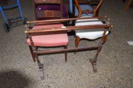 VICTORIAN MAHOGANY TOWEL RAIL WITH BRASS FITTINGS AND TURNED ENDS, 78CM WIDE