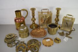 MIXED LOT: METAL WARES TO INCLUDE BRASS CANDLESTICKS, HORSE BRASSES, COACH NUTS, COPPER AND BRASS