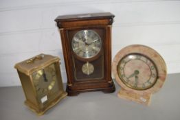 MIXED LOT: ART DECO STYLE MARBLE CASED MANTEL CLOCK AND A FURTHER WOOD CASED MANTEL CLOCK WITH