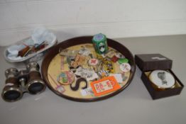 MIXED LOT: VINTAGE BINOCULARS, VARIOUS MIXED BADGES AND OTHER ITEMS