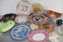 ONE BOX MIXED CERAMICS TO INCLUDE JAPANESE IMARI CHARGER, VARIOUS FLORAL DECORATED CHINA WARES ETC