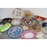 ONE BOX MIXED CERAMICS TO INCLUDE JAPANESE IMARI CHARGER, VARIOUS FLORAL DECORATED CHINA WARES ETC
