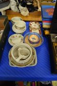 MIXED LOT OF TABLE WARES TO INCLUDE WEDGWOOD QUINCE, MYOTTS FLORAL DECORATED WARES AND OTHERS