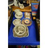 MIXED LOT OF TABLE WARES TO INCLUDE WEDGWOOD QUINCE, MYOTTS FLORAL DECORATED WARES AND OTHERS