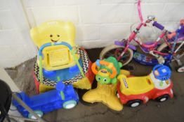 MIXED LOT: TODDLERS GARDEN TOYS TO INCLUDE TRAMPOLINE, BOUNCY TURTLE, TRAIN, CAR AND A SMILEY CHAIR