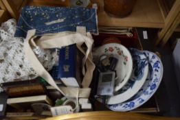 BOX OF MIXED ITEMS TO INCLUDE VARIOUS ANTIQUES GUIDES, MIXED CHINA WARES