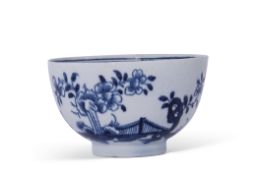 Lowestoft porcelain tea bowl with underglaze blue design of a fence and plants, 8cm diam