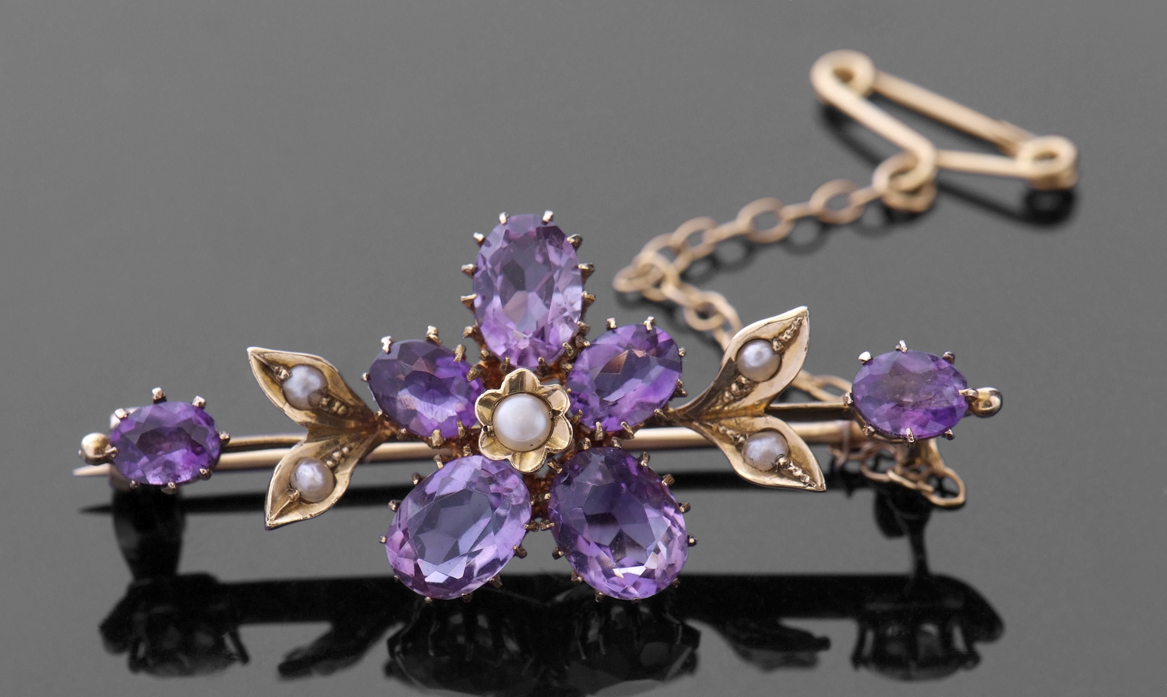 Victorian 18ct gold amethyst and seed pearl brooch, a flowerhead and bud design applied to a knife