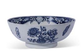 Fine Lowestoft porcelain punch bowl, circa 1775, decorated with a Worcester style underglaze blue