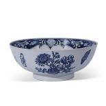 Fine Lowestoft porcelain punch bowl, circa 1775, decorated with a Worcester style underglaze blue