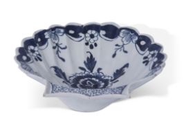 Large Lowestoft shell dish decorated in underglaze blue with floral sprays to centre, within an