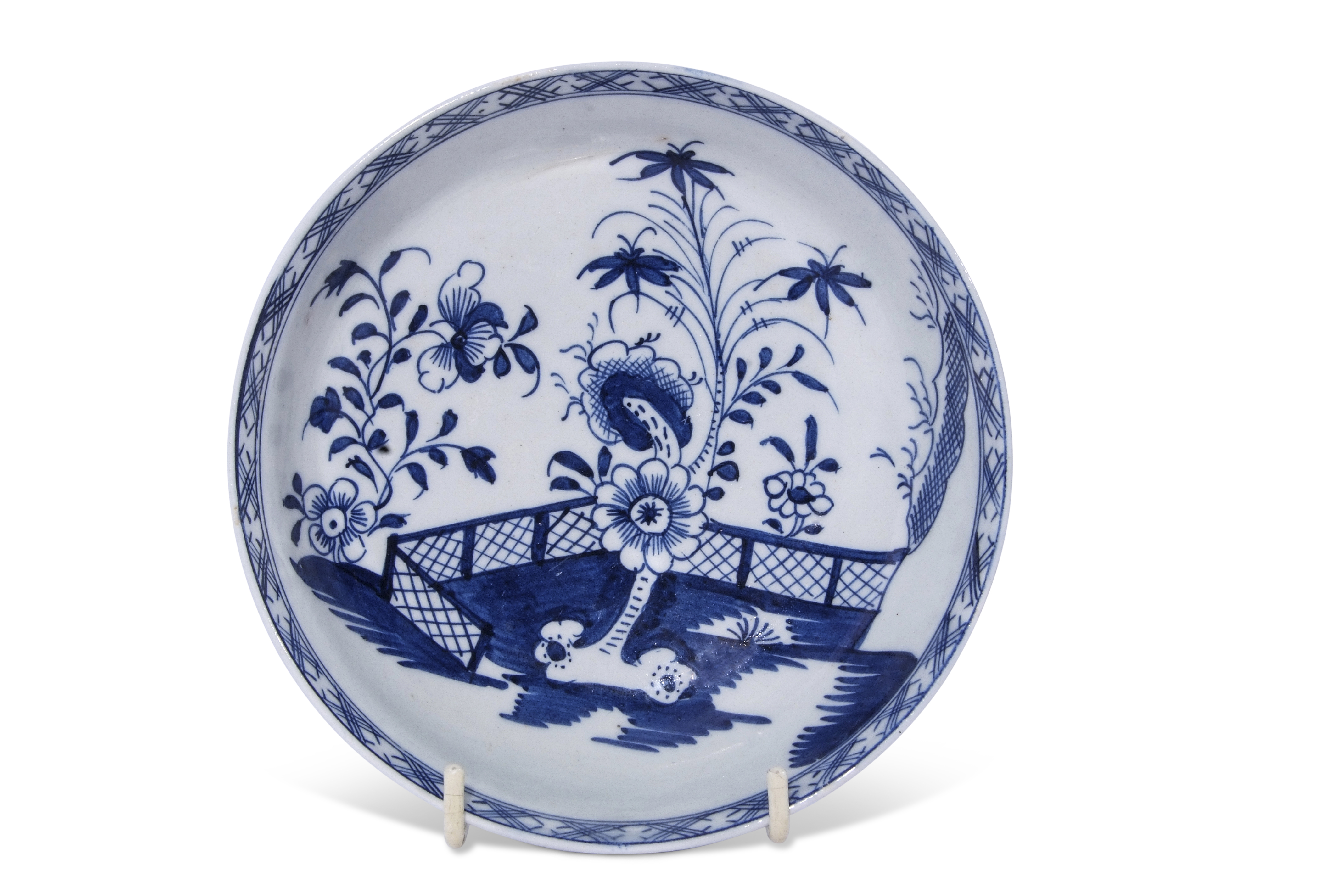 Large Lowestoft porcelain saucer with blue and white design of fence and flowering plants (ex-