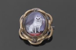 Victorian reverse carved Essex crystal Pomeranian dog brooch, 3 x 2.5cm, in an ornate gilt metal